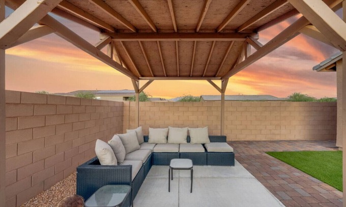 Casas Adobes House | Duplex-Style House/Split/3 BR 3 BA/Office