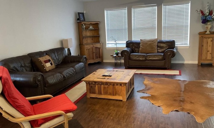 Parker Lane House | Duplex type 3 story Townhouse-3 mins to downtown!