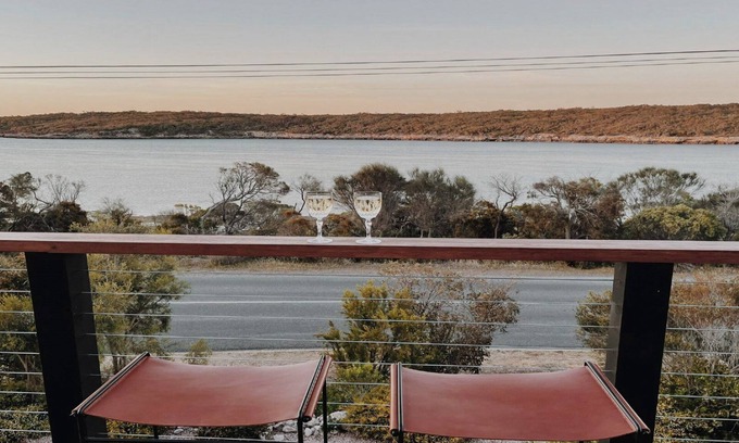 Lake Wangary House | Dusk is a beautifully renovated beach house with extensive beach views.