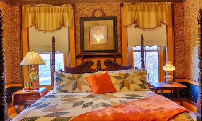 Pella Bed & Breakfast | Dutch Royal Orange Suite at Pella Mansion