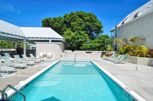 Old Town House | Duval Sea Turtle by AvantStay Great Location Close to Shops Shared Pool