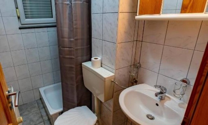 Mostar Apartment | Dvokrevetna soba s bračnim krevetom i pogledom na vrt