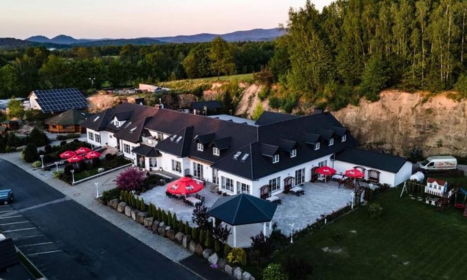 Milkow Apartment | Dwór Skalny Apartamenty, Pokoje i Restauracja Karczma Skalna