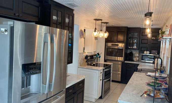 Ozona House | Dwntwn Ozona Bungalow! Dog friendly! 2 blocks to Pinellas Trail, brewery, eats!