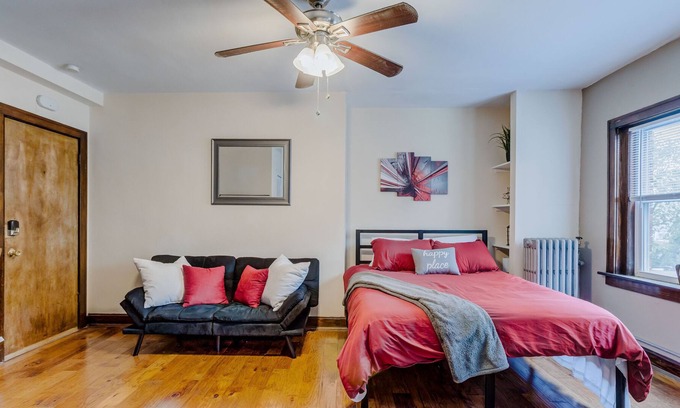 Quality Hill House | DWTN Rustic Studio✩Queen BD✩GFiber✩Free Parking