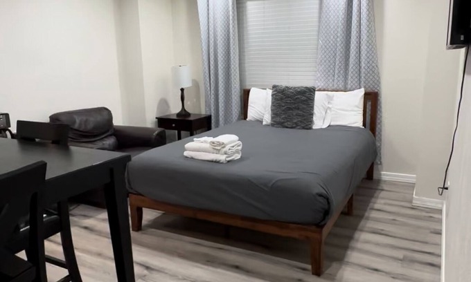 Paradise Valley Village House | DY Guest Suite