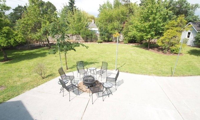 Oak Harbor House | *Dyer House* Min fees, 5br/2ba Near Downtown/Beach, Family and Dog Friendly