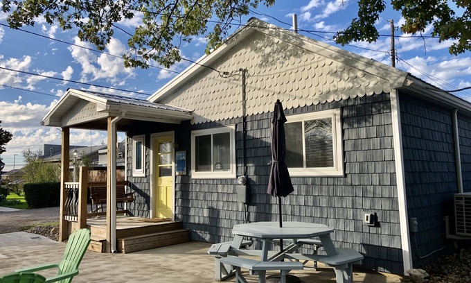 Geneva-on-the-Lake Cottage | Dylan’s Lighthouse is a beautiful newly remodeled 2 bedroom cottage.