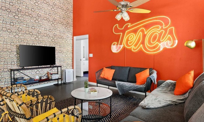Govalle House | E. Austin Family Hangout! Pool & BBQ -Fully fenced
