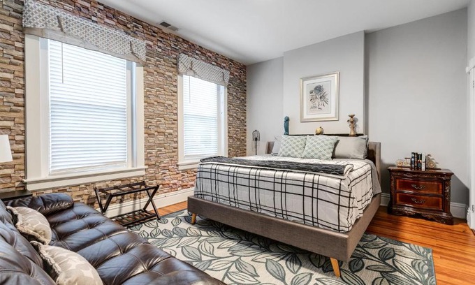 Museum District Apartment | E2 Centrally located in Carytown fully fenced