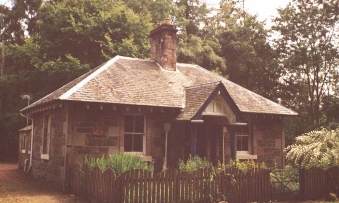 Biggar Cottage | Eagle Lodge, Gatehouse adjacent to A73, Carmichael Country Cottages. Pets Welcome