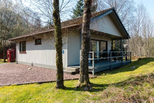 Crianlarich Ski Chalet | Eagle Lodge with stunning loch and mountain view