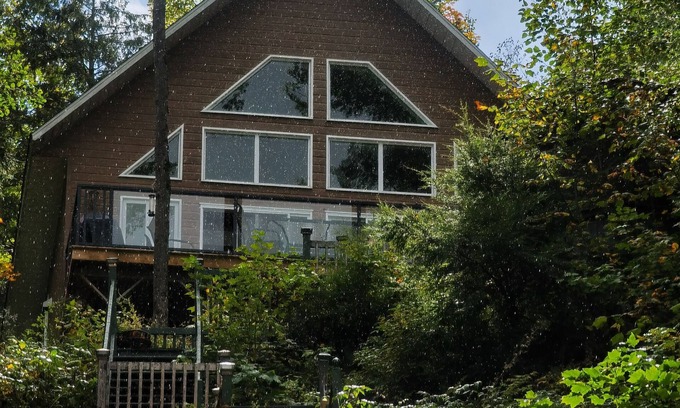 Val-des-Monts Ski Chalet | Eagle Nest Cottage. Weekend Escape to the Nature. In Winter.