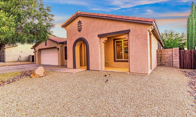 Tucson House | Eagle Point 3B2B | Garage Parking | Fire Pit