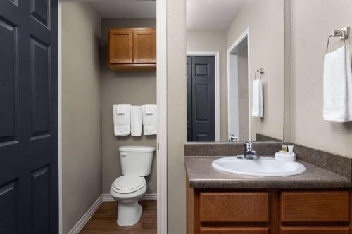 Pawnee Hotel | Eagle's Den Suites Kenedy a Travelodge by Wyndham