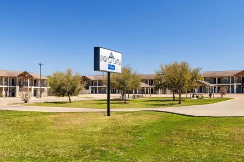 Three Rivers Hotel | Eagle's Den Three Rivers Texas a Travelodge by Wyndham