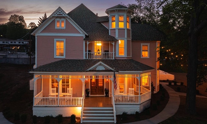 Guntersville House | Eagle`s Nest at The Henry House