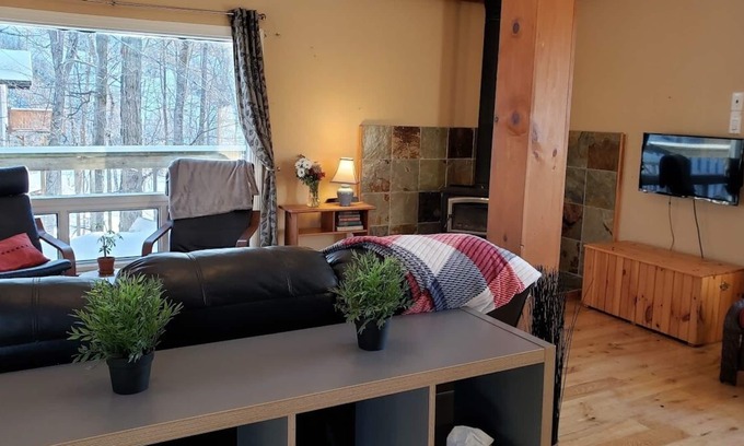 Les Collines-de-l'Outaouais Regional County Municipality Ski Chalet | EAGLE VIEW | Cozy ski-side chalet for all seasons | 25 Mins From Ottawa