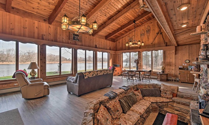 Baraboo Cabin | ‘Eagles Nest’ - Baraboo Cabin on Wisconsin River!