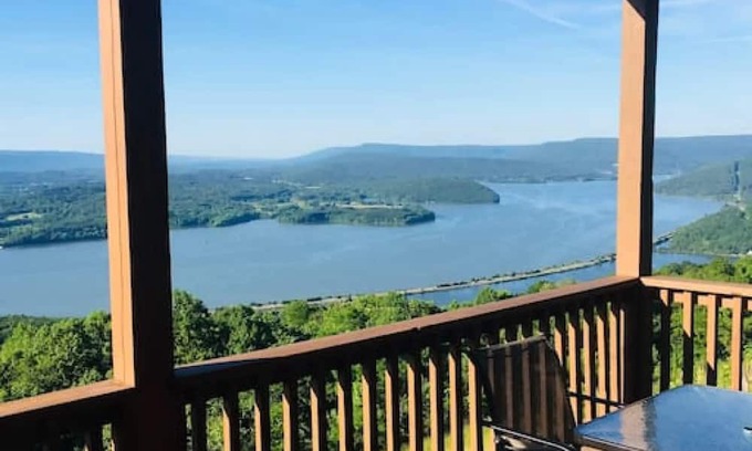 Bryant Cabin | Eagles Nest Cabin with a private hot tub