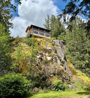 Upper Squamish House | Eagles Nest - epic blufftop cabin Squamish