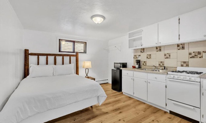 Escanaba Hotel | Eagles Nest Motel Unit 3