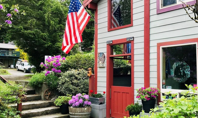 Ketchikan House | Eagles Nest your Private, Getaway, Apartment