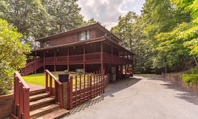 Fleetwood House | Eagles Rest - Quiet area with hot tub, pets welcome!