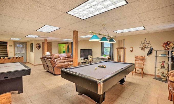 Crofton House | 'Eagles View' w/Game Room - Walk to River!