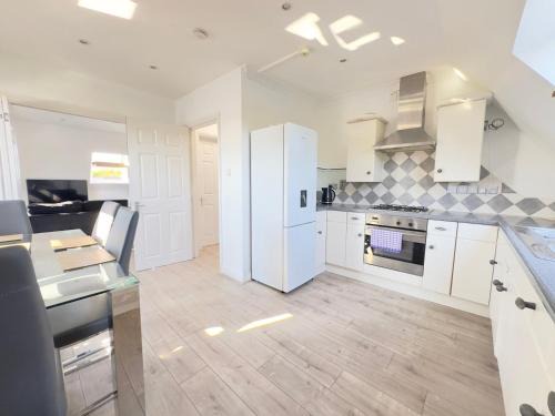 Ealing Common Apartment | Ealing Hight's-underground walking direct to Heathrow -shops