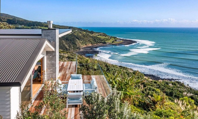 Raglan House | EARLES LOOKOUT POINT - Manu Bay
