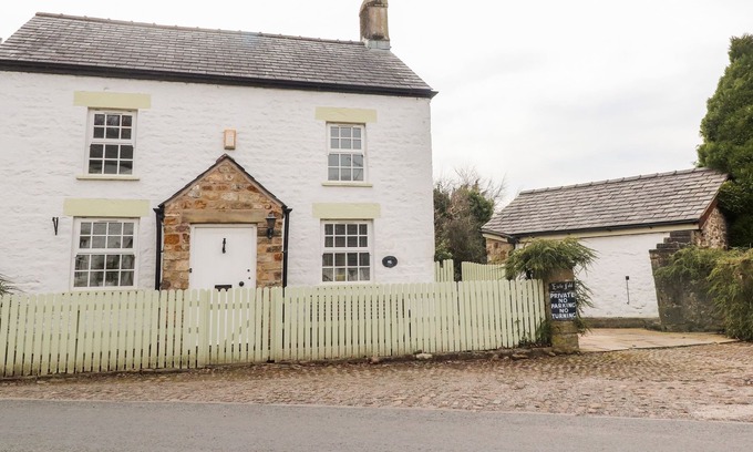 Scorton Cottage | EARLSFOLD, pet friendly, character holiday cottage in Scorton