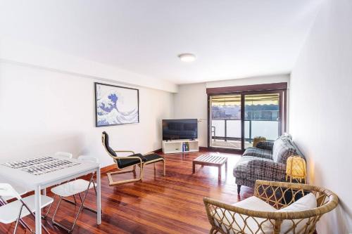 Zarautz Apartment | EARRA - Casa Damatxo, Terraza, 1 minuto a la Playa, zona tranquila