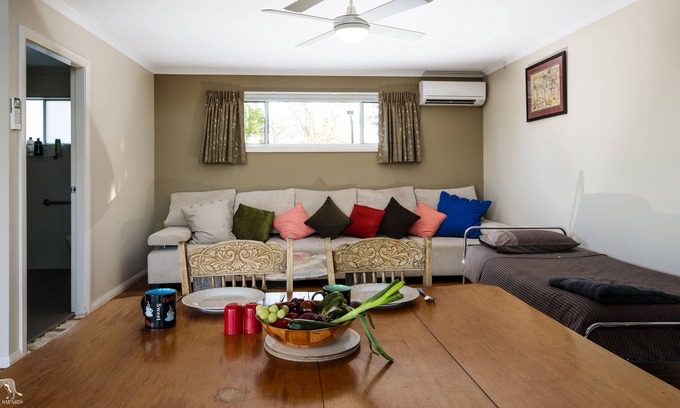 Cumboogle Apartment | Earth Studio with shared kitchen, short drive to Zoo, rural setting