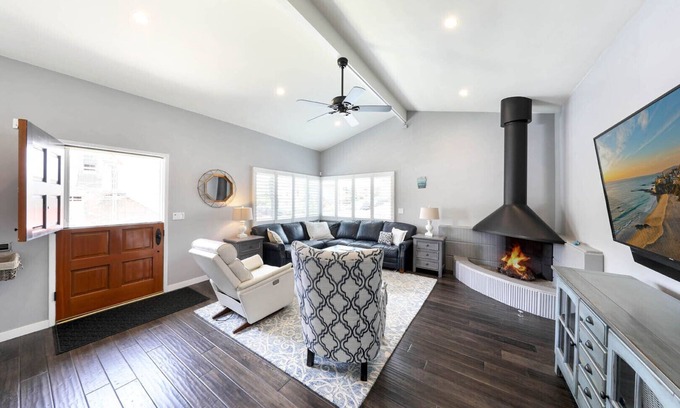 Corona del Mar House | Easily walkable to restaurants, bars, and shops!