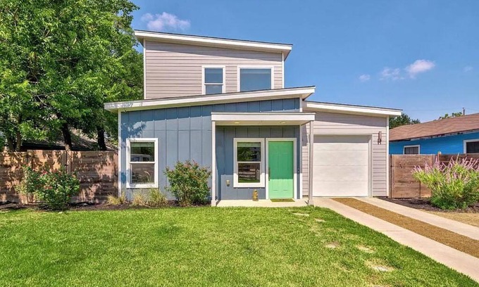 Montopolis House | East Austin 3 bedroom home w/pet friendly yard