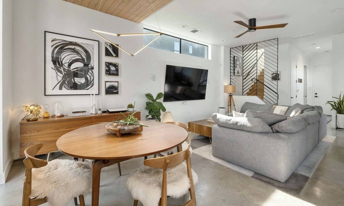 Govalle House | East Austin Flair + Hot Tub - Brass!