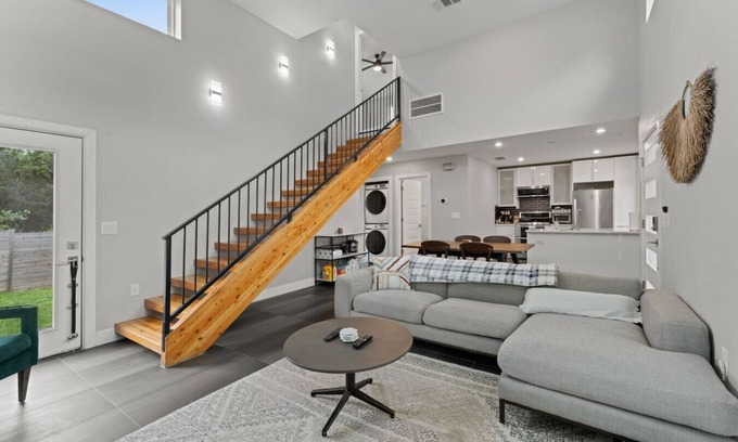 MLK House | East Austin Home | In-Law Suite | Office+Fast Wifi