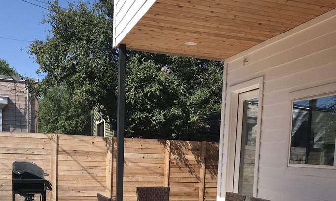 Rosewood House | East Austin House w/ Corn Hole, BBQ, Enclosed Yard (Pet/Family Friendly)