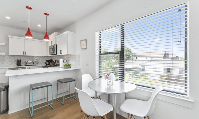 Blackshear-Prospect Hill Apartment | East Downtown 3BR Condo Free Parking Sleeps 7