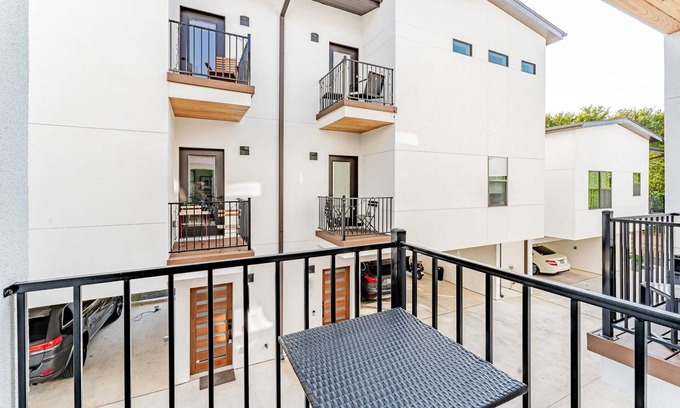 Blackshear-Prospect Hill Apartment | East Downtown 3BR Condo w Fast Wifi and Sleeps 8