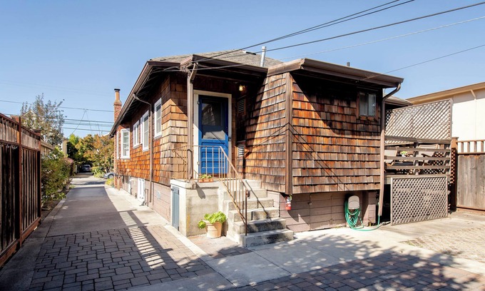 East End Apartment | East End Craftsman Studio Apt