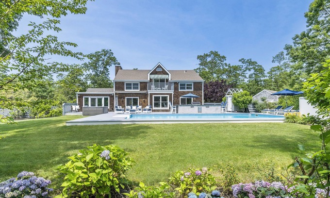 East Hampton House | East Hampton Sag Harbor Village Fringe Pool Hot Tub Gym