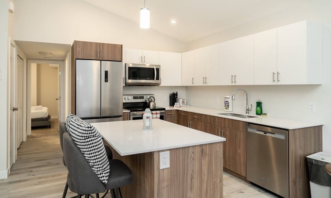 East Kildonan House | East Kildonan + Moncton Ave + 2 Bdr Top Level Suite (644A)