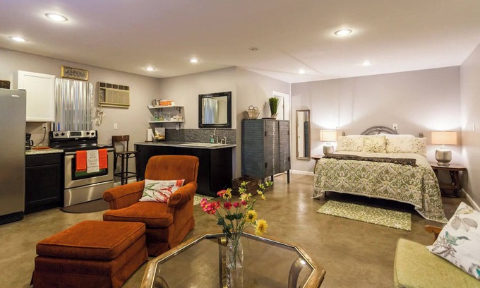 Lockeland Springs Cottage | East Nashville - walk your dog to Downtown! Two short-end blocks to 5 Points!