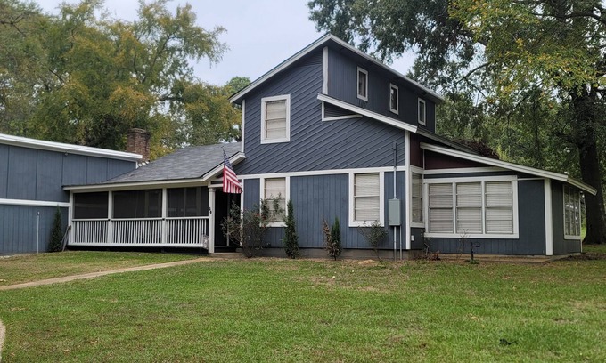 Dogwood House | East Texas 3-bedroom Rustic Home with Hot Tub and Campfires, by the lake