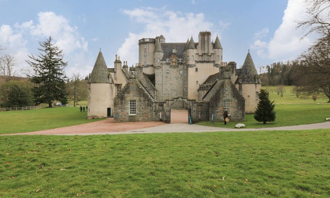 Inverurie Cottage | EAST WING - CASTLE FRASER, family friendly, with a garden in Kemnay