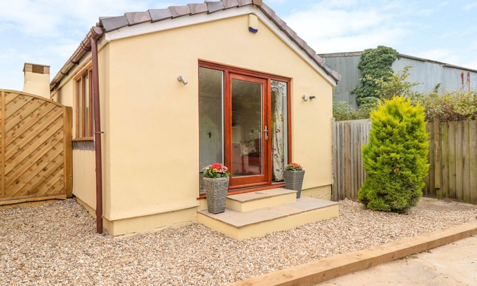 Chillington Cottage | EASTDOWN ANNEXE, pet friendly, character holiday cottage in Dartmouth
