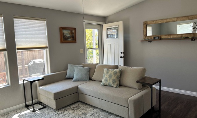 East Side Costa Mesa House | Eastside Costa Mesa, close to Disneyland, beaches.n1.5 miles to JWA airport.