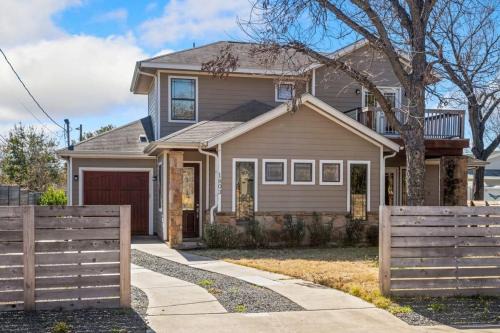 Central East Austin House | Eastside Home - Sauna &Cold Plunge - Close to DT
